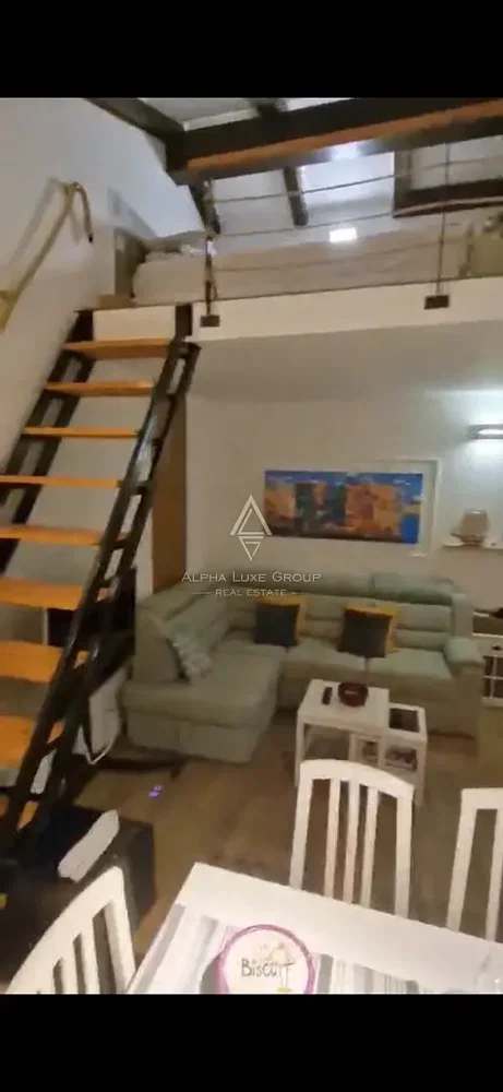 Wohnzimmer; holzbalken, hohe decken, tageslicht, moderner stil
