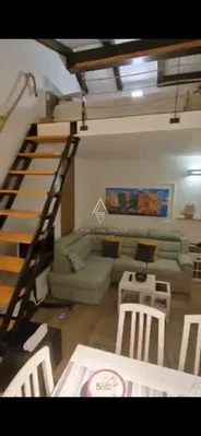 Wohnzimmer; holzbalken, hohe decken, tageslicht, moderner stil
