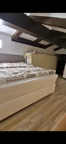 Camera da letto; pavimento in legno, luce naturale, stile moderno