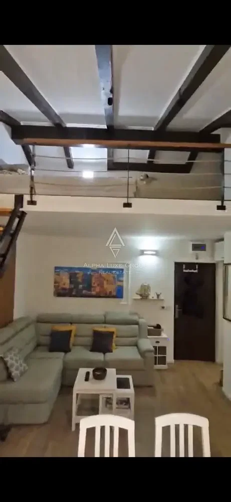 Wohnzimmer; holzbalken, tageslicht, moderner stil