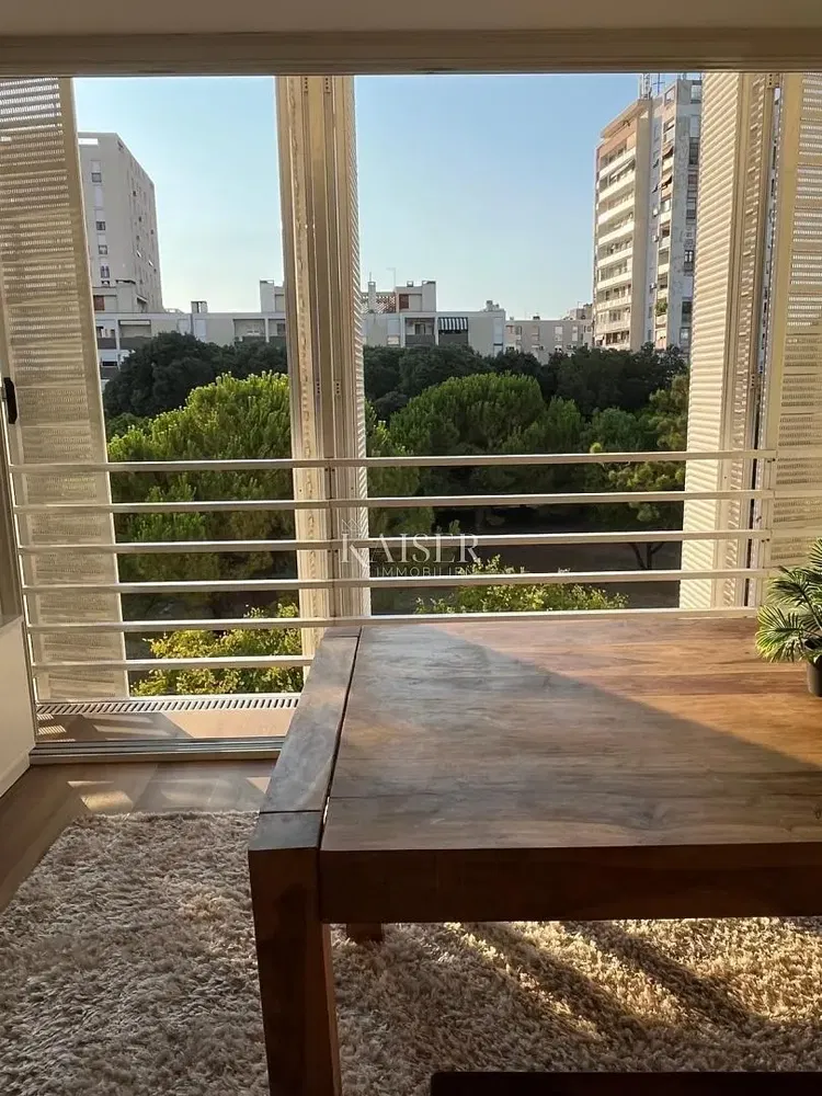 Obývačka; výhľad, drevená podlaha, prirodzené svetlo