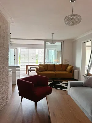 Obývačka; prirodzené svetlo, drevená podlaha, moderný štýl