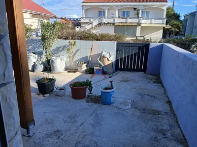 Maison et environs; lumière naturelle, vue