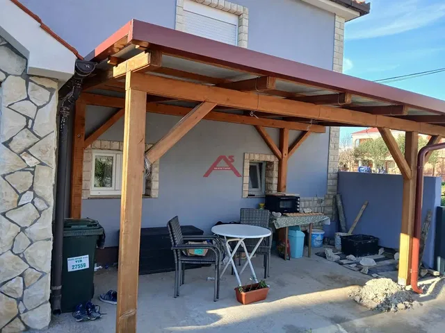 Terrace; wood beams, natural light
