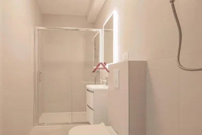 Banyo; fayans zemin, tadilatlı, doğal ışık, modern stil