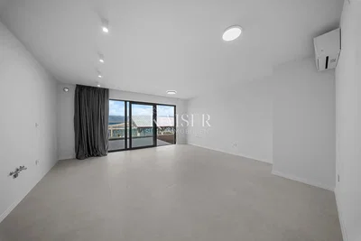 Salon; vue, carrelage, lumière naturelle, rénové