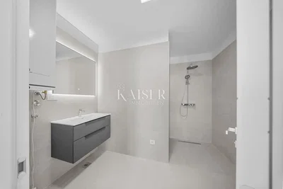 Salle de bain; rénové, carrelage, lumière naturelle, style moderne