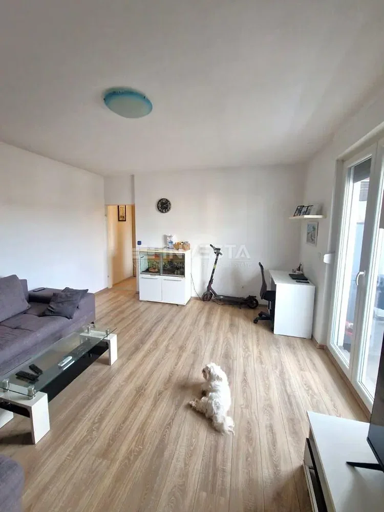 Woonkamer; natuurlijk licht, houten vloer, moderne stijl