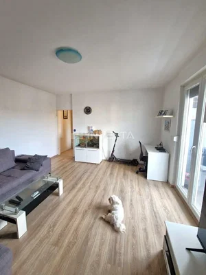 Woonkamer; natuurlijk licht, houten vloer, moderne stijl