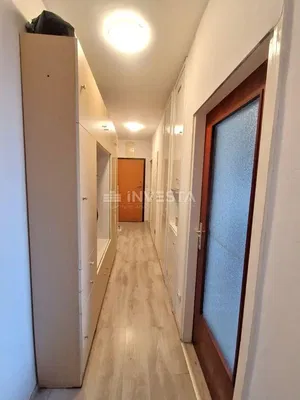 Garderobe; houten vloer, natuurlijk licht