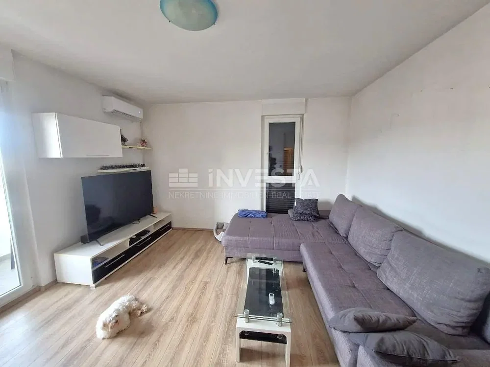 Woonkamer; houten vloer, natuurlijk licht, moderne stijl