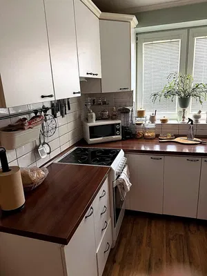 Keuken; keukenapparatuur, tegelvloer, natuurlijk licht, moderne stijl