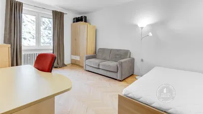 Slaapkamer; houten vloer, natuurlijk licht