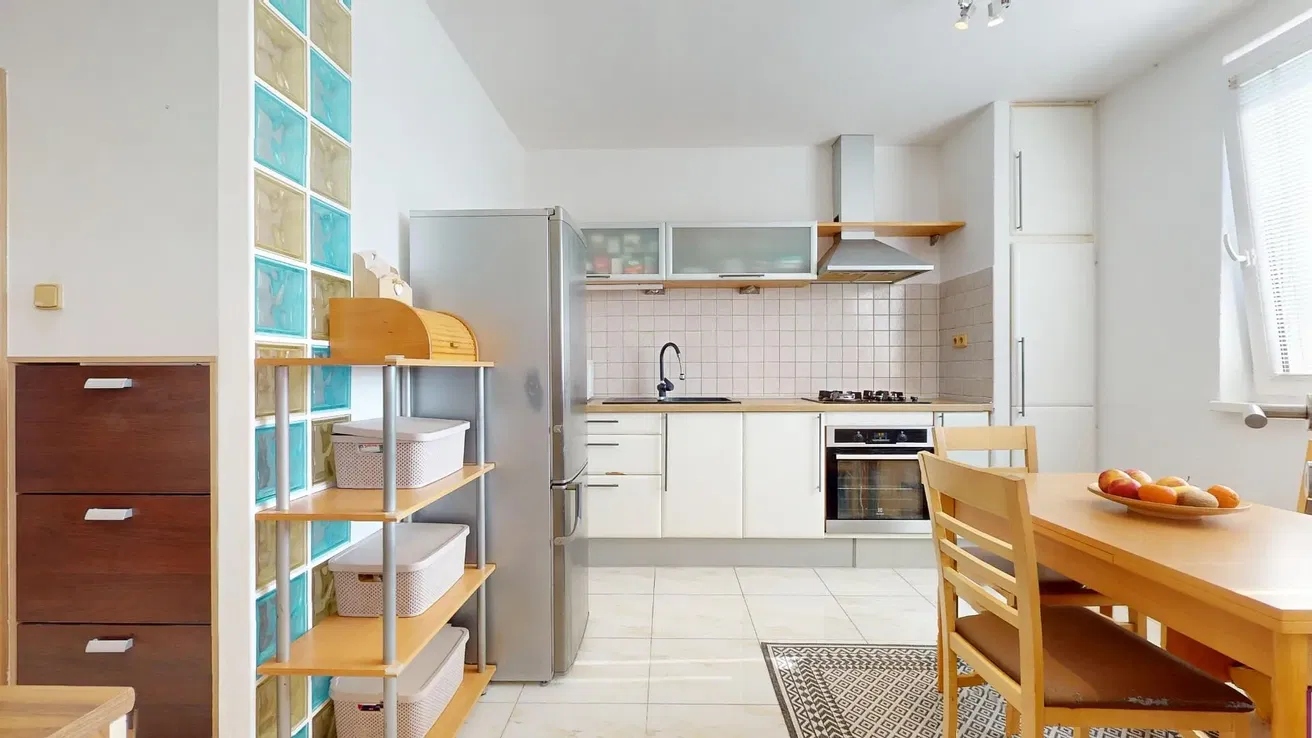 Keuken; keukenapparatuur, tegelvloer, natuurlijk licht