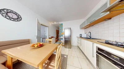 Keuken; keukenapparatuur, tegelvloer, natuurlijk licht, moderne stijl