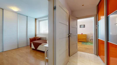 Slaapkamer; houten vloer, natuurlijk licht