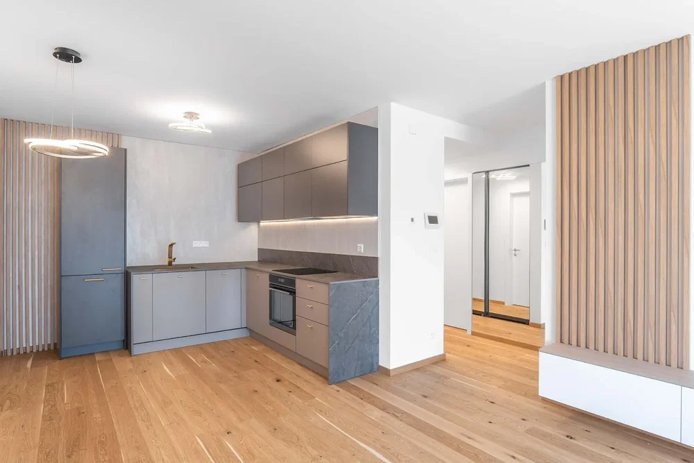 Kuhinja; drveni pod, renoviran, prirodno svjetlo, moderni stil