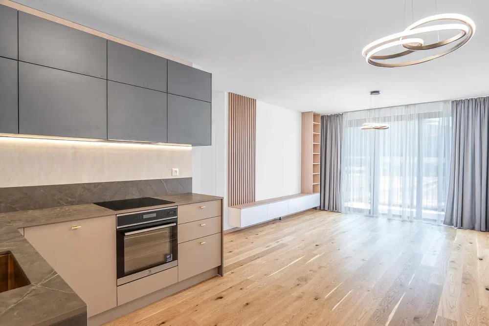 Kuhinja; kuhinjski aparati, drveni pod, prirodno svjetlo, moderni stil, renoviran
