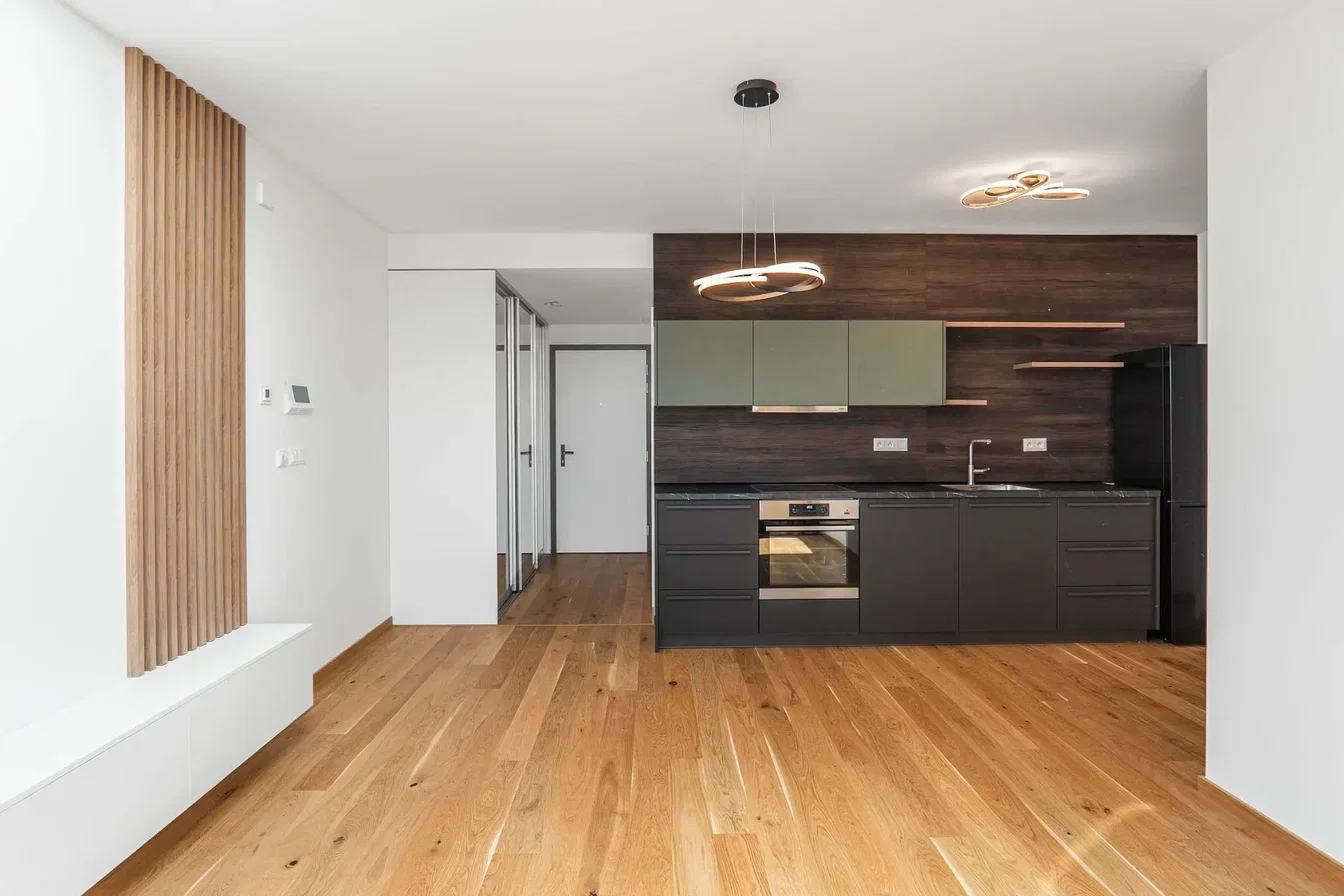 Keuken; keukenapparatuur, houten vloer, natuurlijk licht, moderne stijl