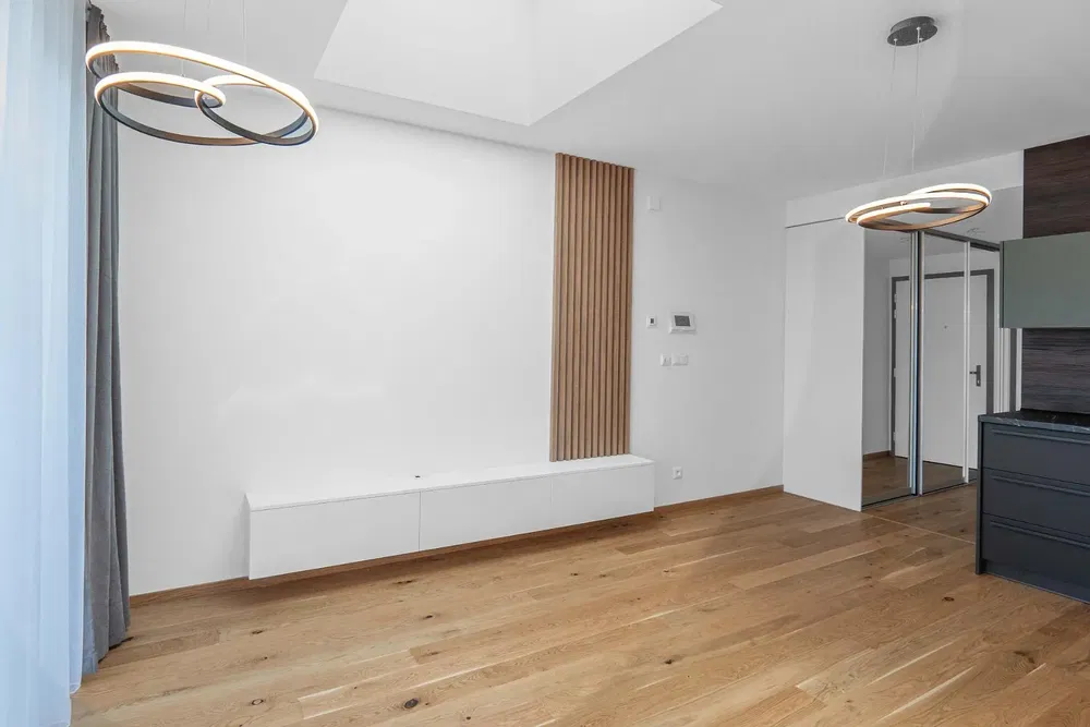 Woonkamer; houten vloer, natuurlijk licht, moderne stijl