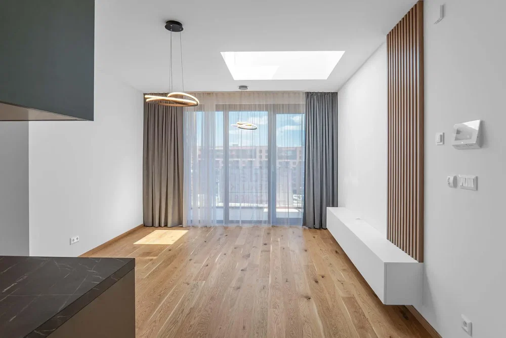 Woonkamer; uitzicht, houten vloer, natuurlijk licht, moderne stijl