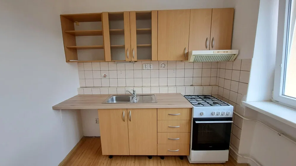 Küche; küchengeräte, fliesenboden, holzboden