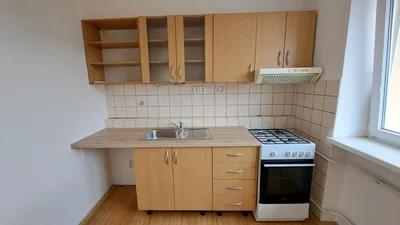 Küche; küchengeräte, fliesenboden, holzboden