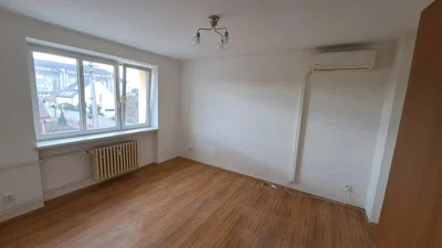 Wohnzimmer; blick, holzboden, tageslicht