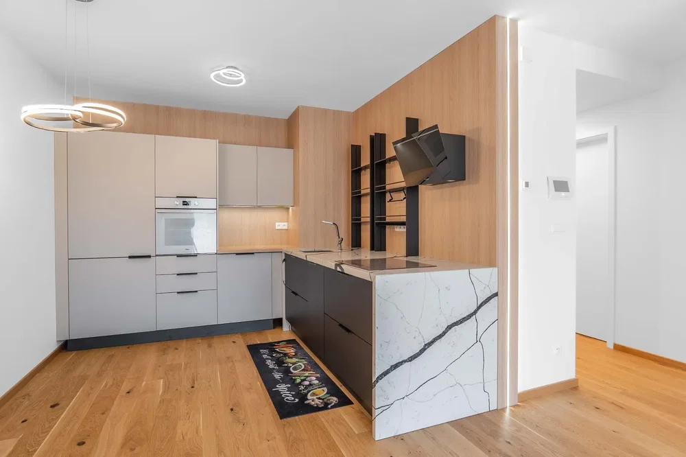 Cuisine; électroménager, parquet, rénové, lumière naturelle, style moderne