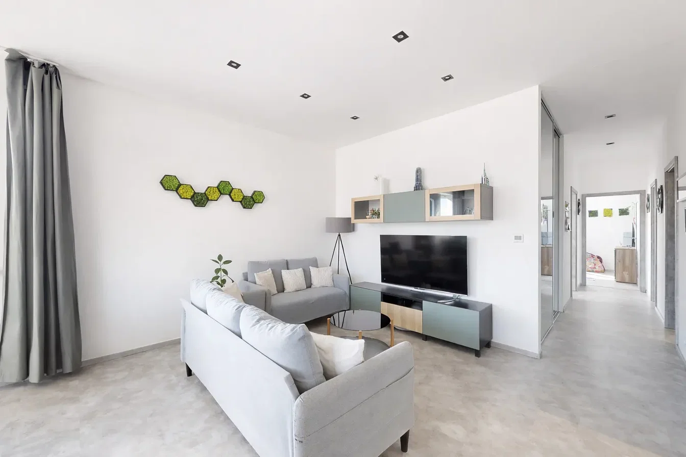 Obývací pokoj; přirozené světlo, moderní styl, dlažba