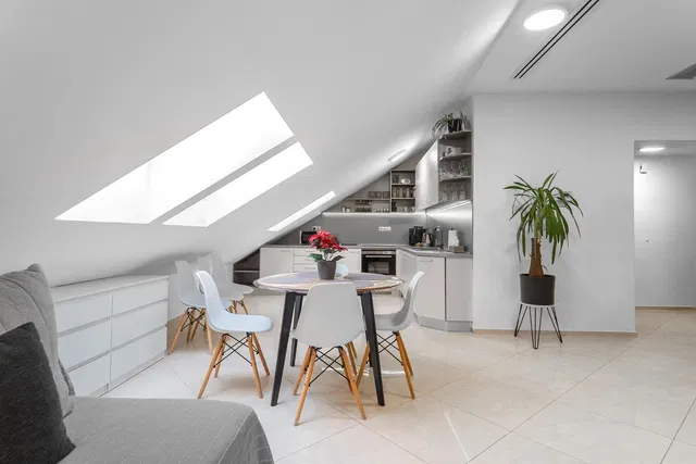 Cuisine; carrelage, électroménager, lumière naturelle