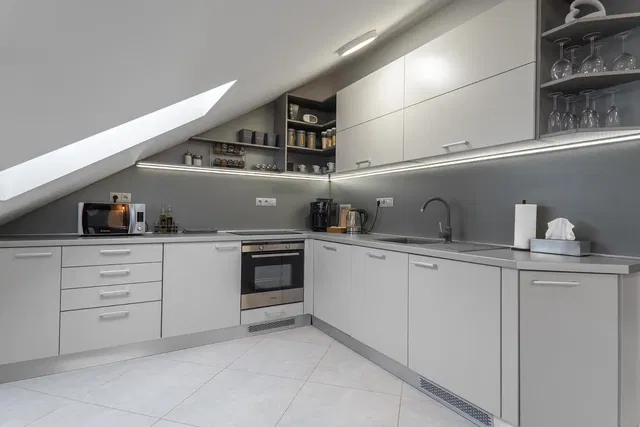 Cuisine; électroménager, carrelage, rénové, lumière naturelle, style moderne