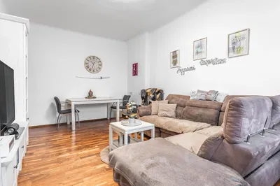 Salon; parquet, lumière naturelle, style moderne