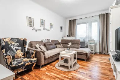 Salon; parquet, lumière naturelle, style moderne