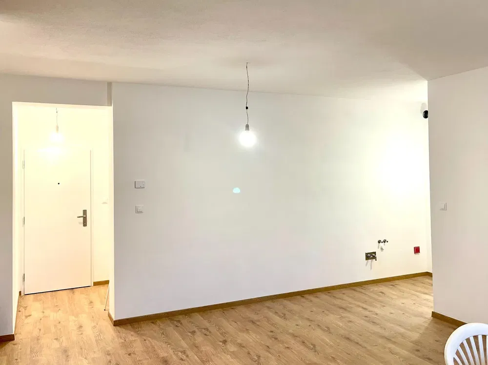 Salon; lumière naturelle, parquet, rénové