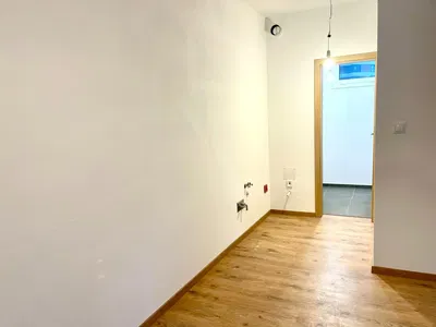 Salle de bain; parquet, rénové, lumière naturelle