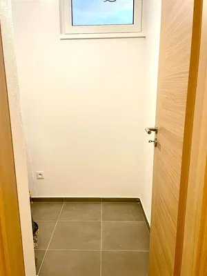 Vestiaire; carrelage, lumière naturelle