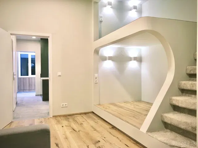 Salon; parquet, lumière naturelle, rénové