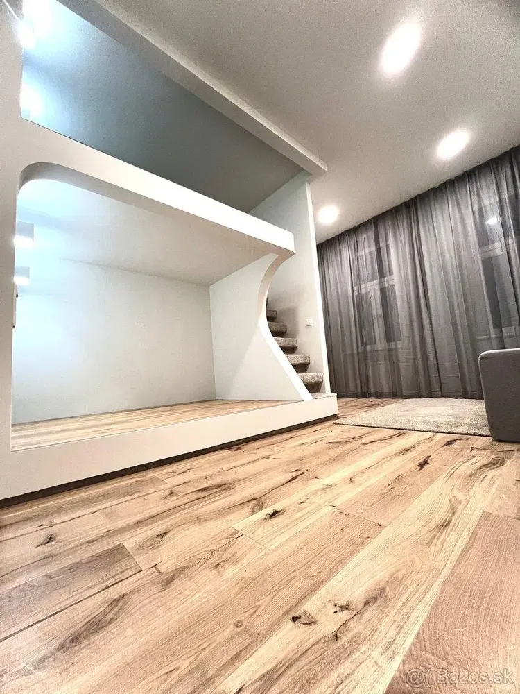 Salon; parquet, lumière naturelle