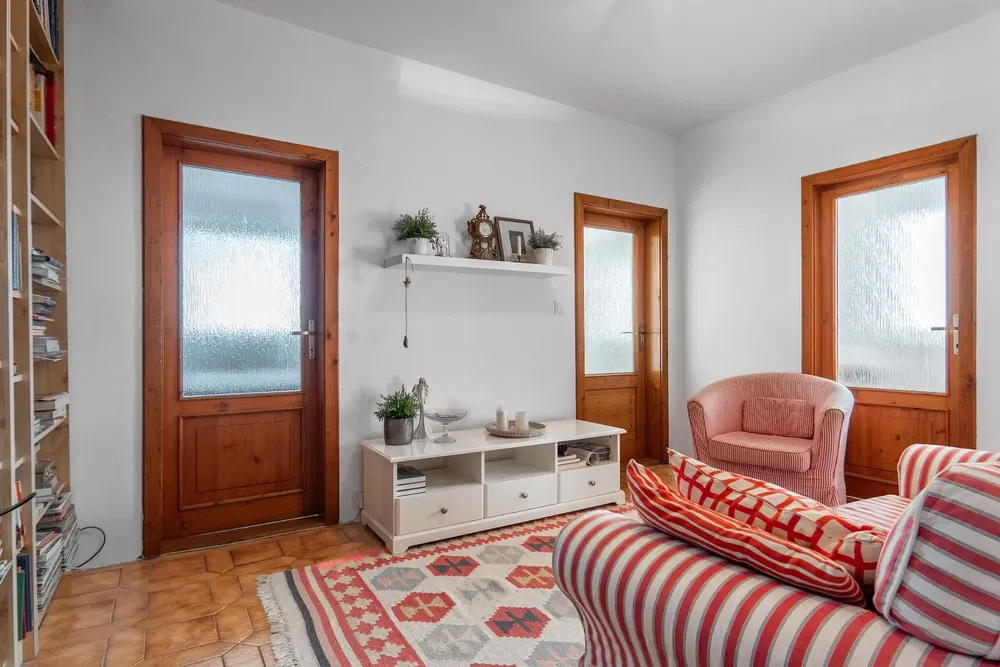 Salon; carrelage, lumière naturelle