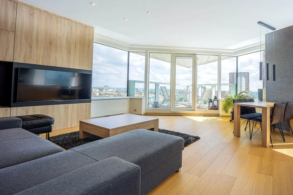 Woonkamer; uitzicht, houten vloer, natuurlijk licht
