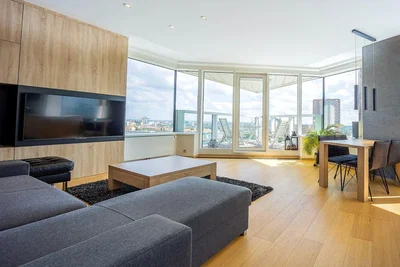 Woonkamer; uitzicht, houten vloer, natuurlijk licht