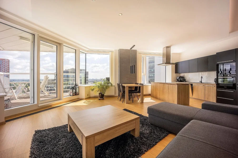 Woonkamer; uitzicht, houten vloer, natuurlijk licht, moderne stijl