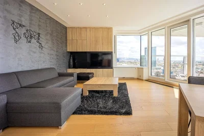Woonkamer; uitzicht, houten vloer, natuurlijk licht, moderne stijl
