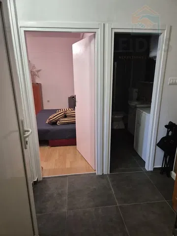 Spálňa; dlažba, drevená podlaha