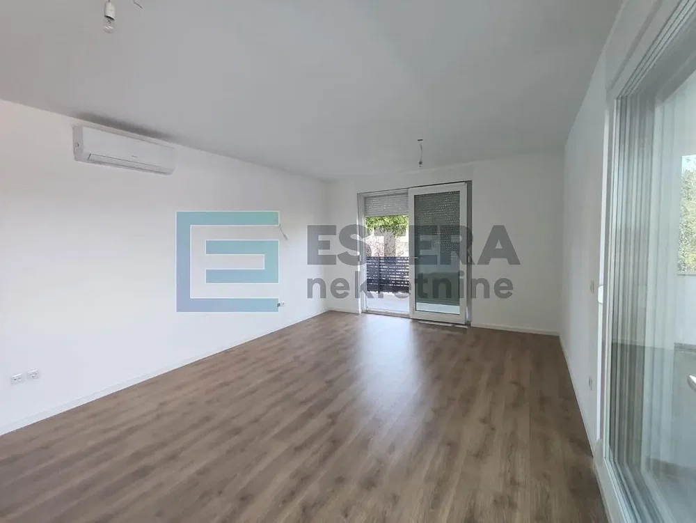 Salon; parquet, lumière naturelle, rénové