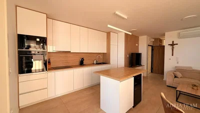 Kuchyně; kuchyňské spotřebiče, přirozené světlo, moderní styl, dlažba