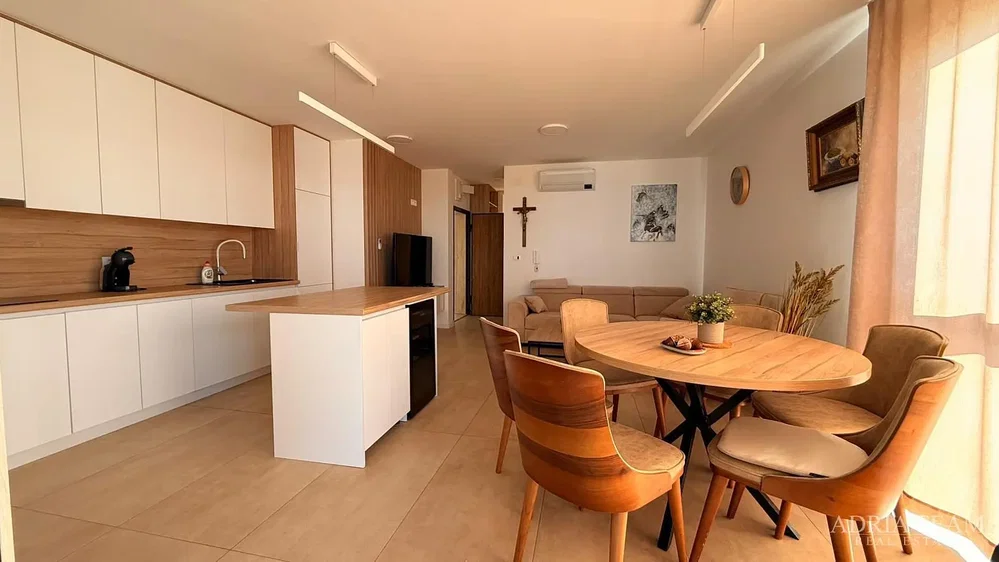 Kuchyně; kuchyňské spotřebiče, přirozené světlo, moderní styl, dřevěná podlaha