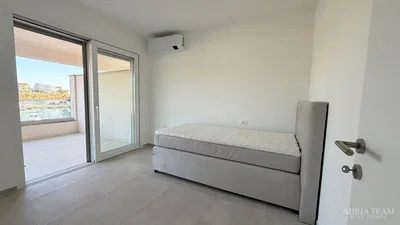Chambre; vue, carrelage, lumière naturelle
