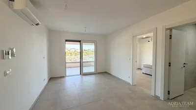 Salon; vue, carrelage, lumière naturelle, rénové